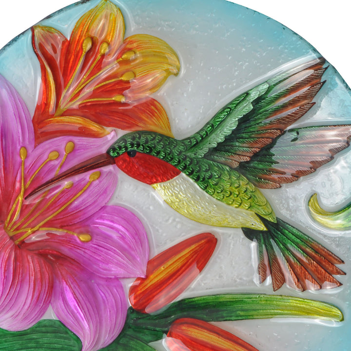 zoomed image of the artwork and colors of the glass bowl