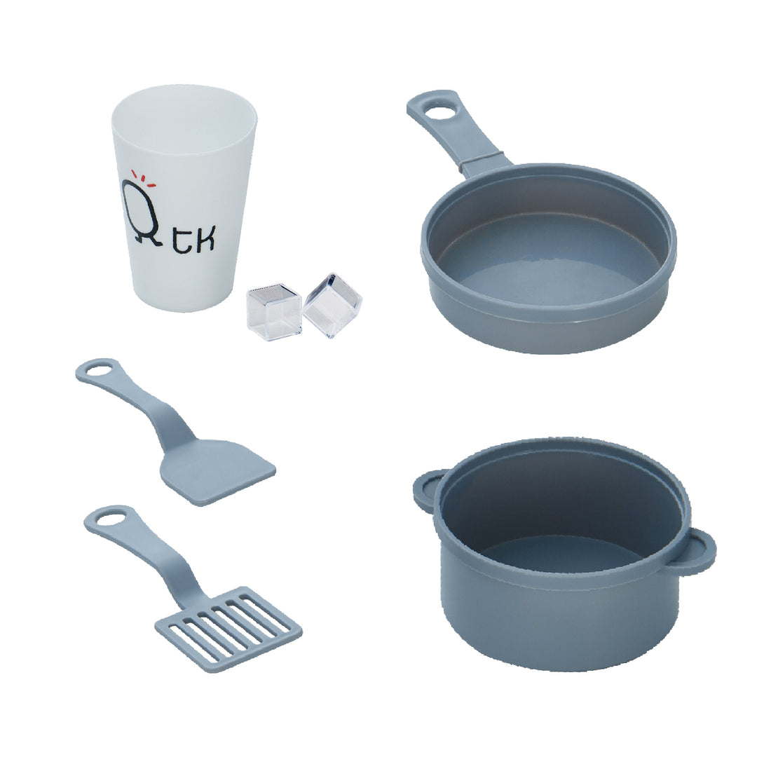 Accessories with the play kitchen: a cup and two pretend ice cubes, two spatulas, a pan and a pot.